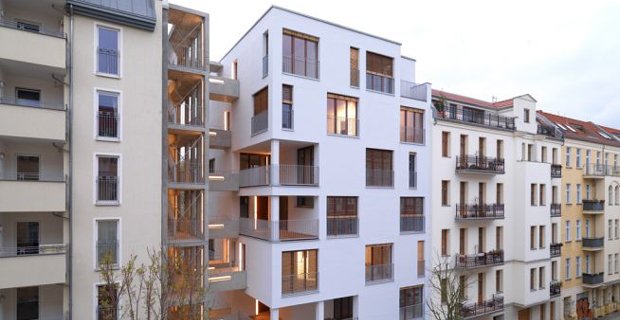 L'edificio residenziale E3 di Berlino E3 ha una struttura con telaio in abete e pannelli prefabbricati in legno massiccio