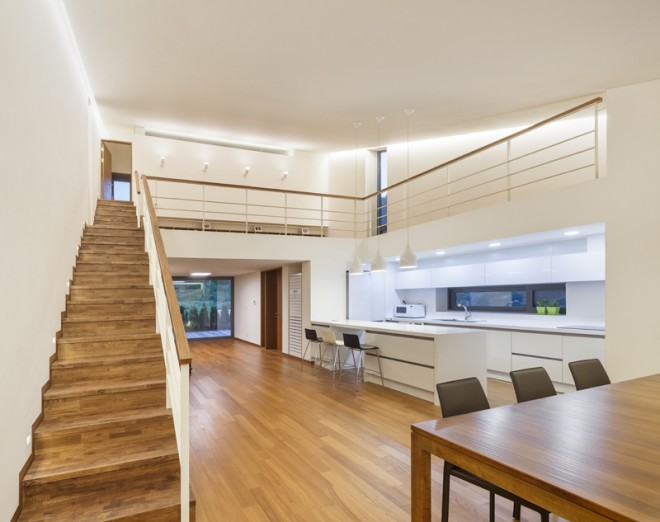 Gli interni della Leaning House