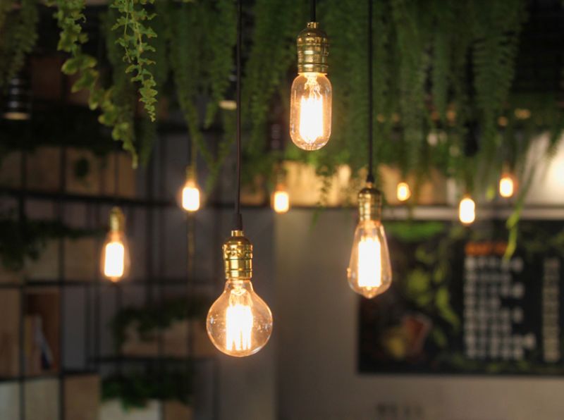 Le luci pendenti dal soffitto