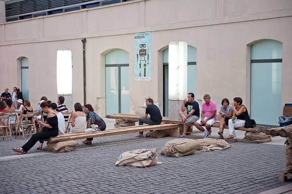 Panche di legno grezzo ideate dall'Associazione MazzaMurru 