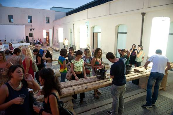 Tavolate di legno grezzo ideate dall'Associazione MazzaMurru 