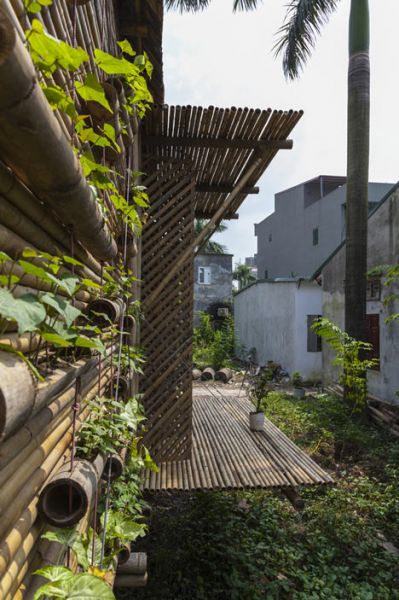 L'esterno con il giardino pensile