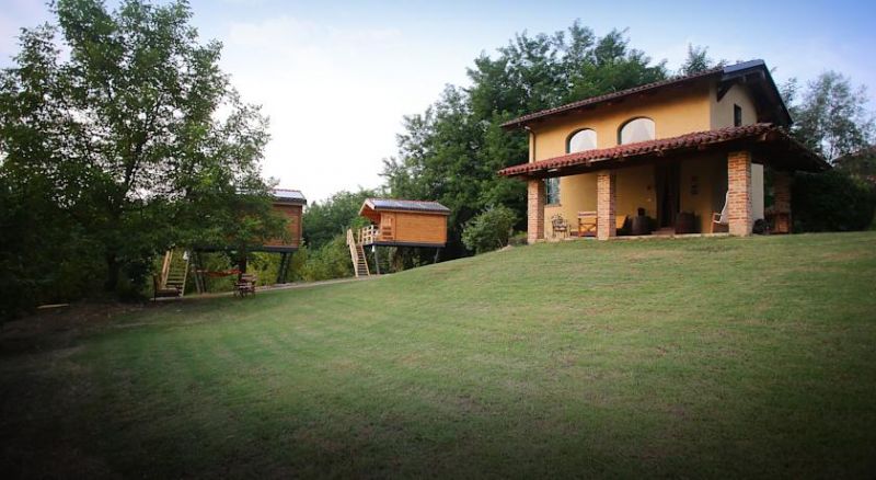 Tra le colline piemontesi, l'Eco-Lodge Langhe si distingue per la scelta di materiali naturali ed eco-sostenibili Tra le colline piemontesi, l'Eco-Lodge Langhe si distingue per la scelta di materiali naturali ed eco-sostenibili
