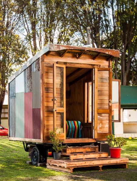 L'ingresso della micro casa con le scalette di pallet