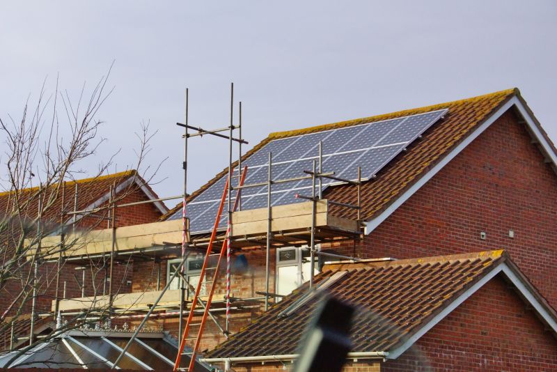 Pannelli fotovoltaici sugli edifici, credit foto Jusben