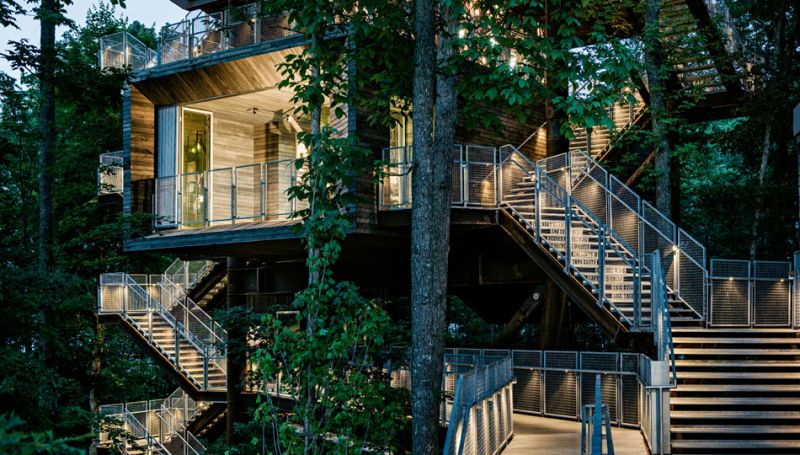 La Sustainability Treehouse situata nella riserva naturale di Summit Bechtel Reserve in West Virginia La Sustainability Treehouse situata nella riserva naturale di Summit Bechtel Reserve in West Virginia