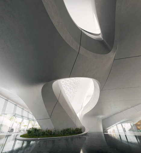 Bee'ah Headquarters L'edificio vanta un giardino interno