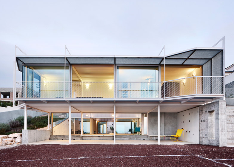 Seasonless House La casa si sviluppa su due piani