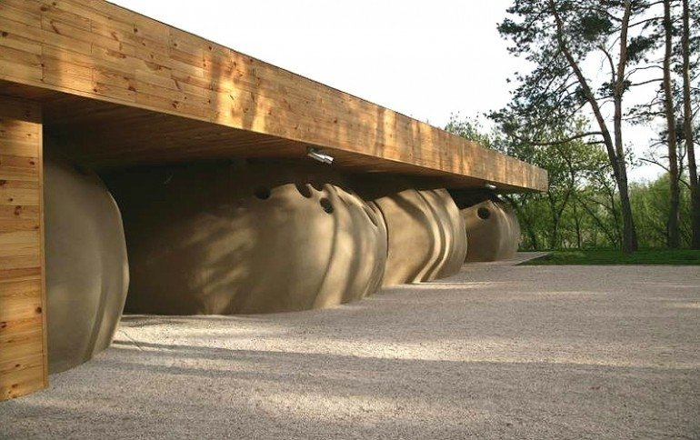 Eco hotel visto esternamente con i moduli a 'bozzolo'