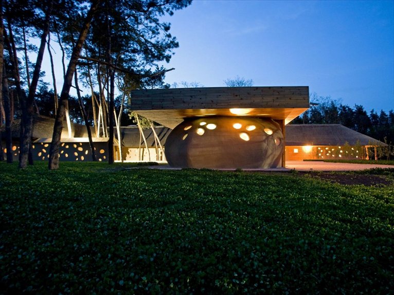 Ecohotel Friend House, visione esterna di sera