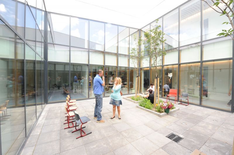 Zoetermeer Green School by seARCH, vista di un cortile interno Zoetermeer Green School by seARCH, vista di un cortile interno